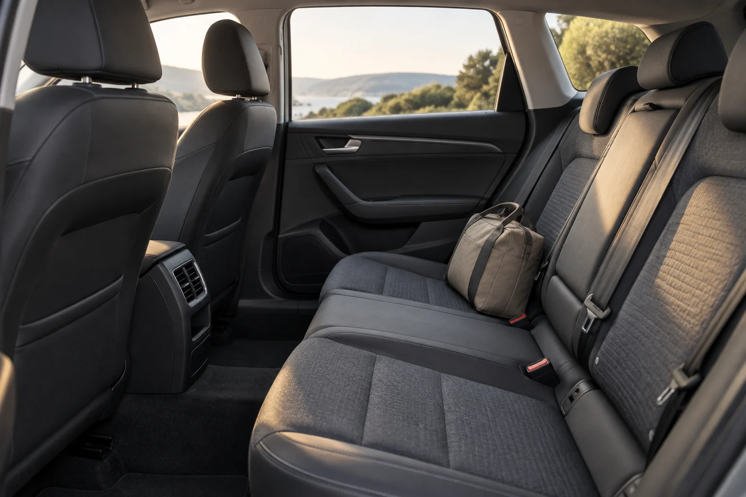 Bolsa de viaje compacta colocada de forma estable en el interior de un coche estacionado.