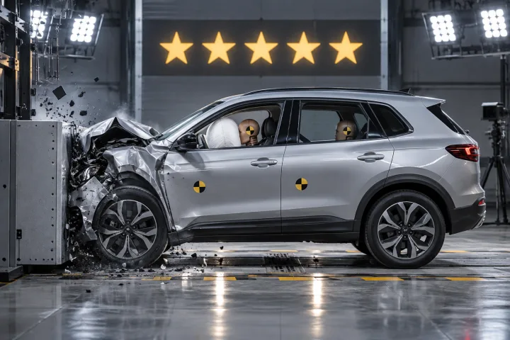 Ilustración de un coche en un banco de pruebas de choque con una escala de estrellas de seguridad superpuesta