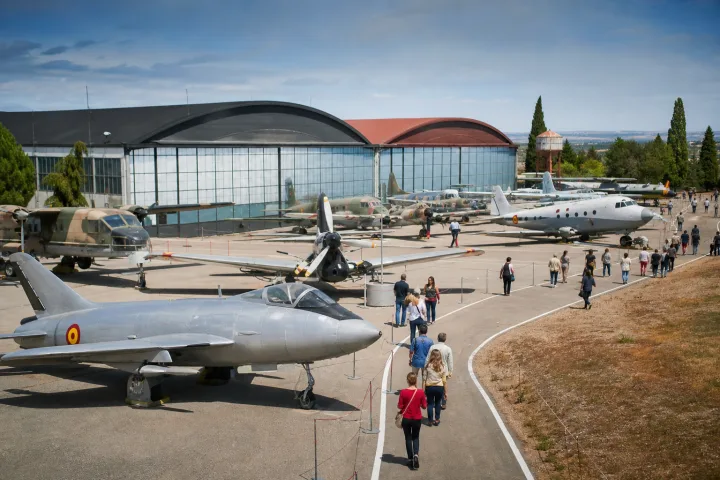 Aeronaves históricas expuestas al aire libre junto a un hangar de museo aeronáutico